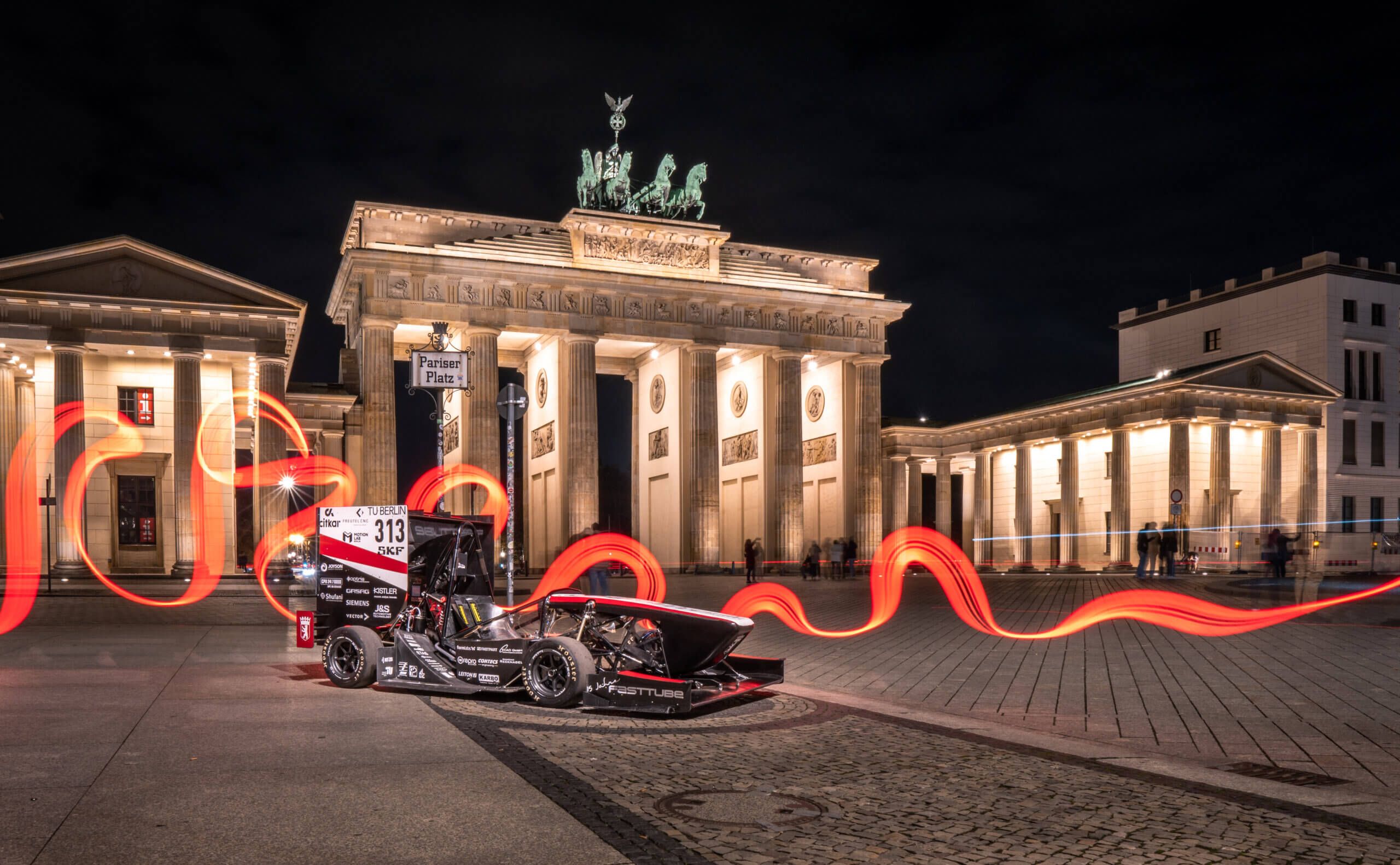 Fasttube Rennwagen nachts vor dem Brandenburger Tor