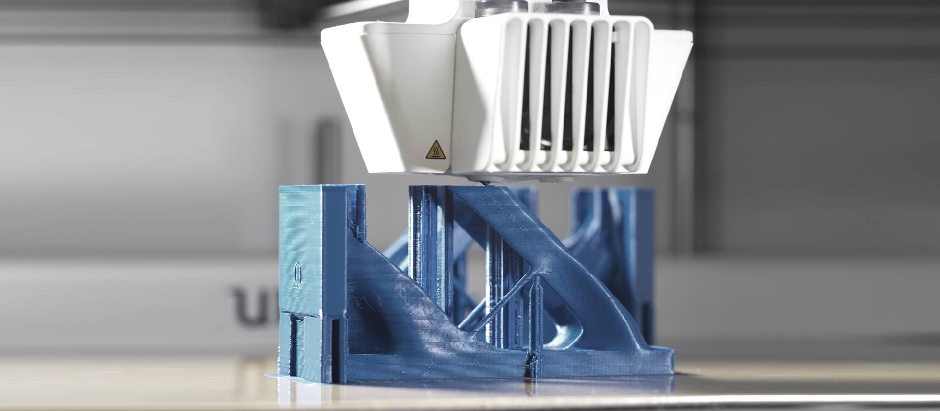 Druckkopf eines 3D-Filamentdruckers beim 3D Druck - additive Fertigung